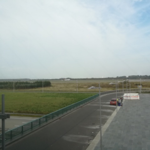 Lufthansa Flugzeug landet in Leipzig Halle Flughafen