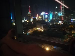 Pool mit Blick auf die Shanghai Skyline