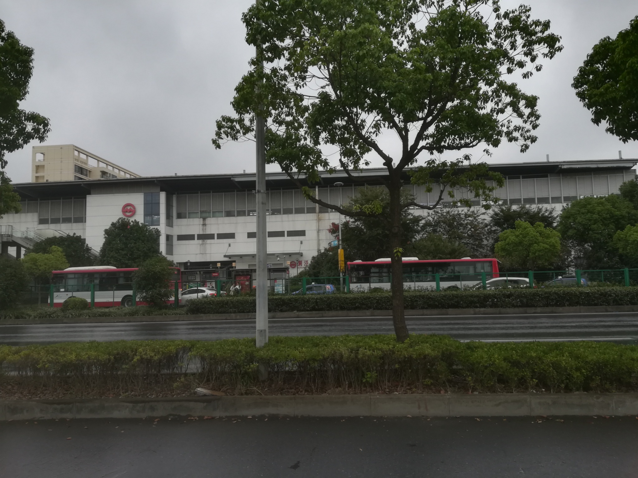 Bushaltestelle an der Metro Station